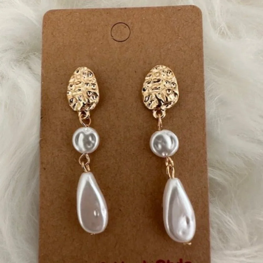 Fashionable Drop Earrings for women Gold and White Color - Picture 3 of 3